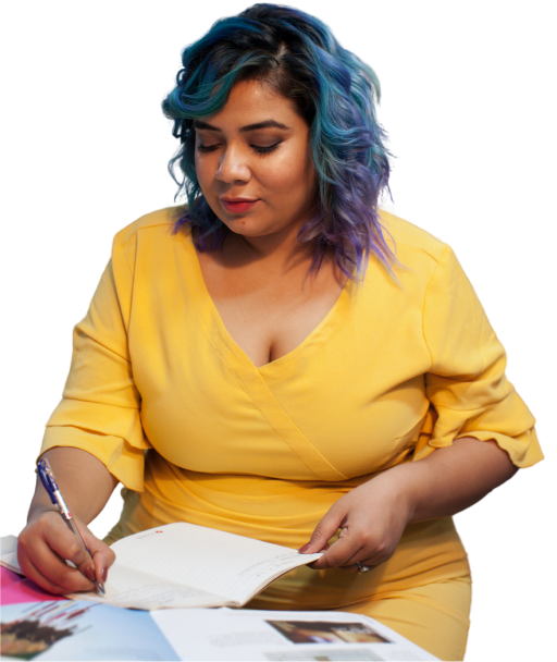 Mujer con un vestido amarillo y pelo azul está escribiendo en un cuaderno.
