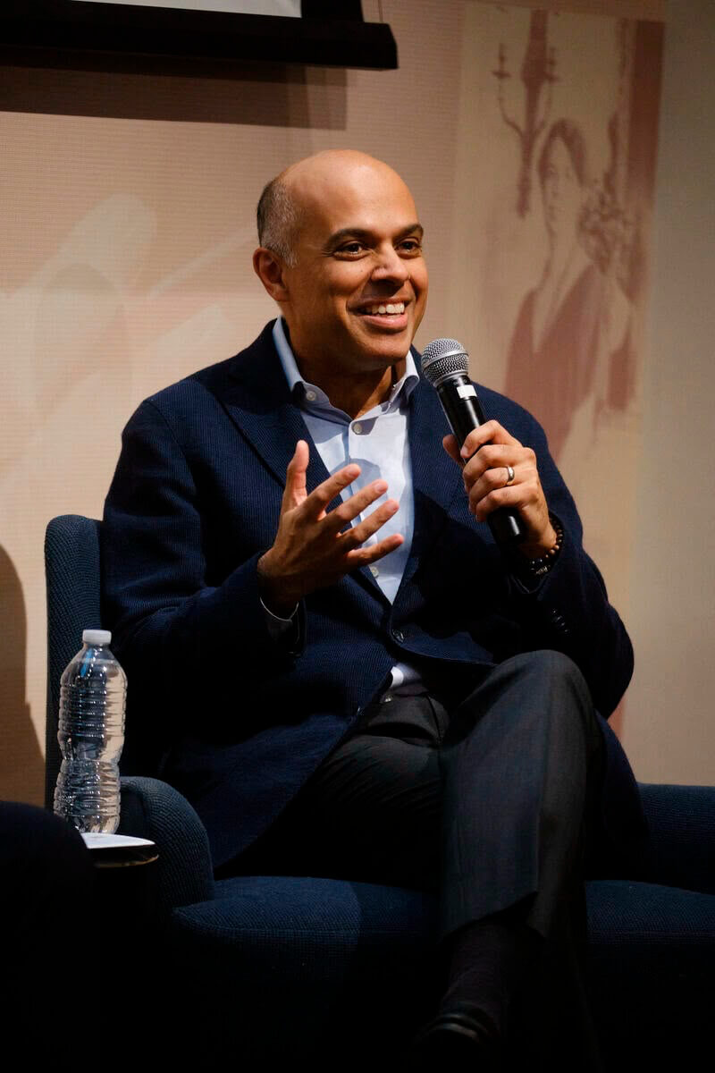 Amit Sevak sentado en una silla durante una conferencia.
