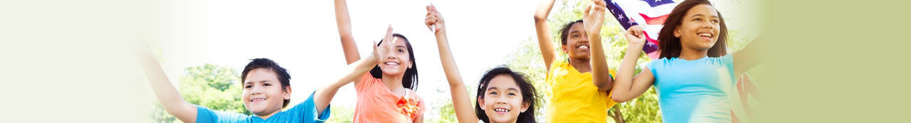 Niños de pie fuera ondeando banderas