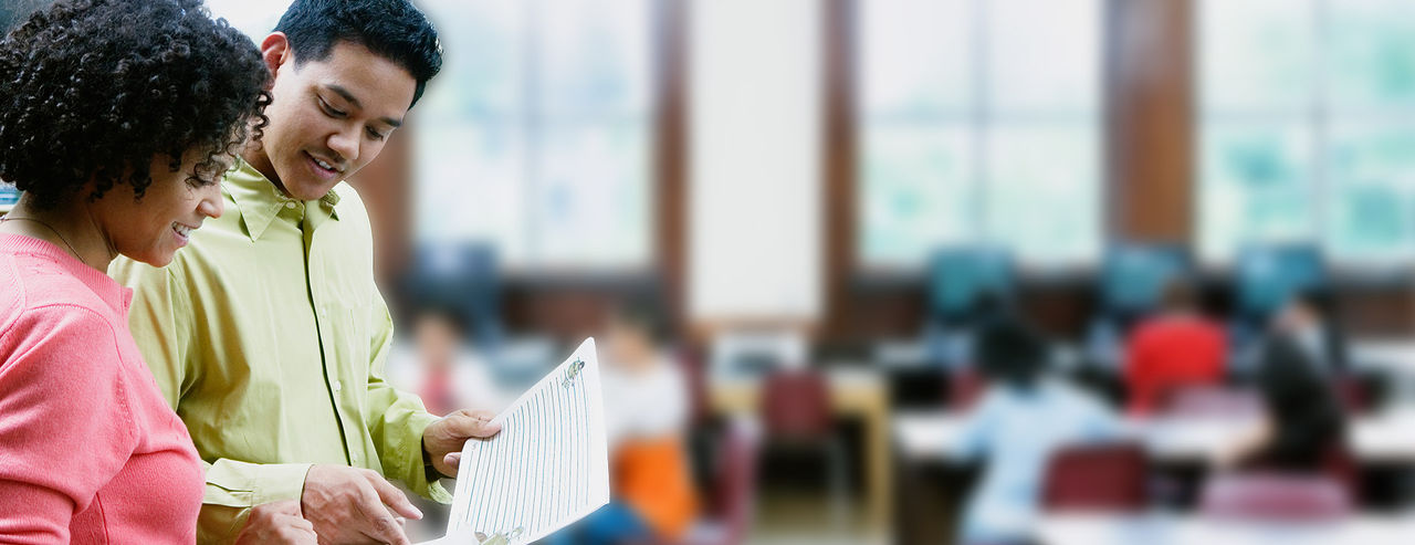 hombre y mujer mirando un papel